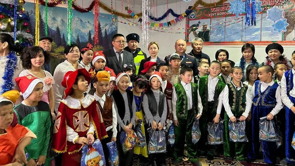 Таласта милиция кызматкерлери мүмкүнчүлүгү чектелген балдарга жаңы жылдык белектерди тапшырды